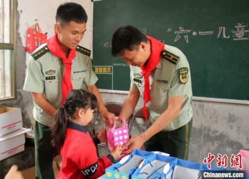 武警军人送女朋友礼物 武警军人送女朋友礼物是什么